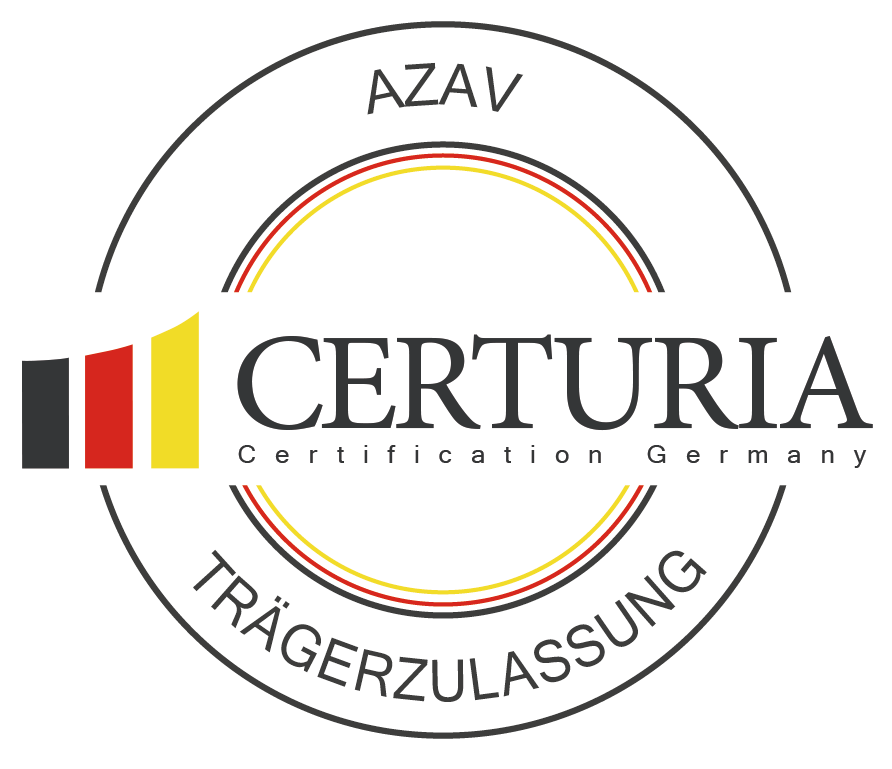 karriere tutor Ein kreisförmiges Logo trägt oben den Text „AZAV“ und unten „TRÄGERZULASSUNG“. In der Mitte steht „CERTURIA Certification Germany“ mit einem Design aus drei vertikalen Balken in Schwarz, Rot und Gelb von links nach rechts.